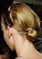   modne fryzury upięcia dla kobiet, włosy upięte, uczesanie wieczorowe numer zdjęcia z fryzurą to  79